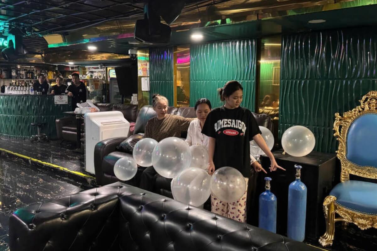 ブイビエンで笑気ガス摘発、バー経営者らを逮捕