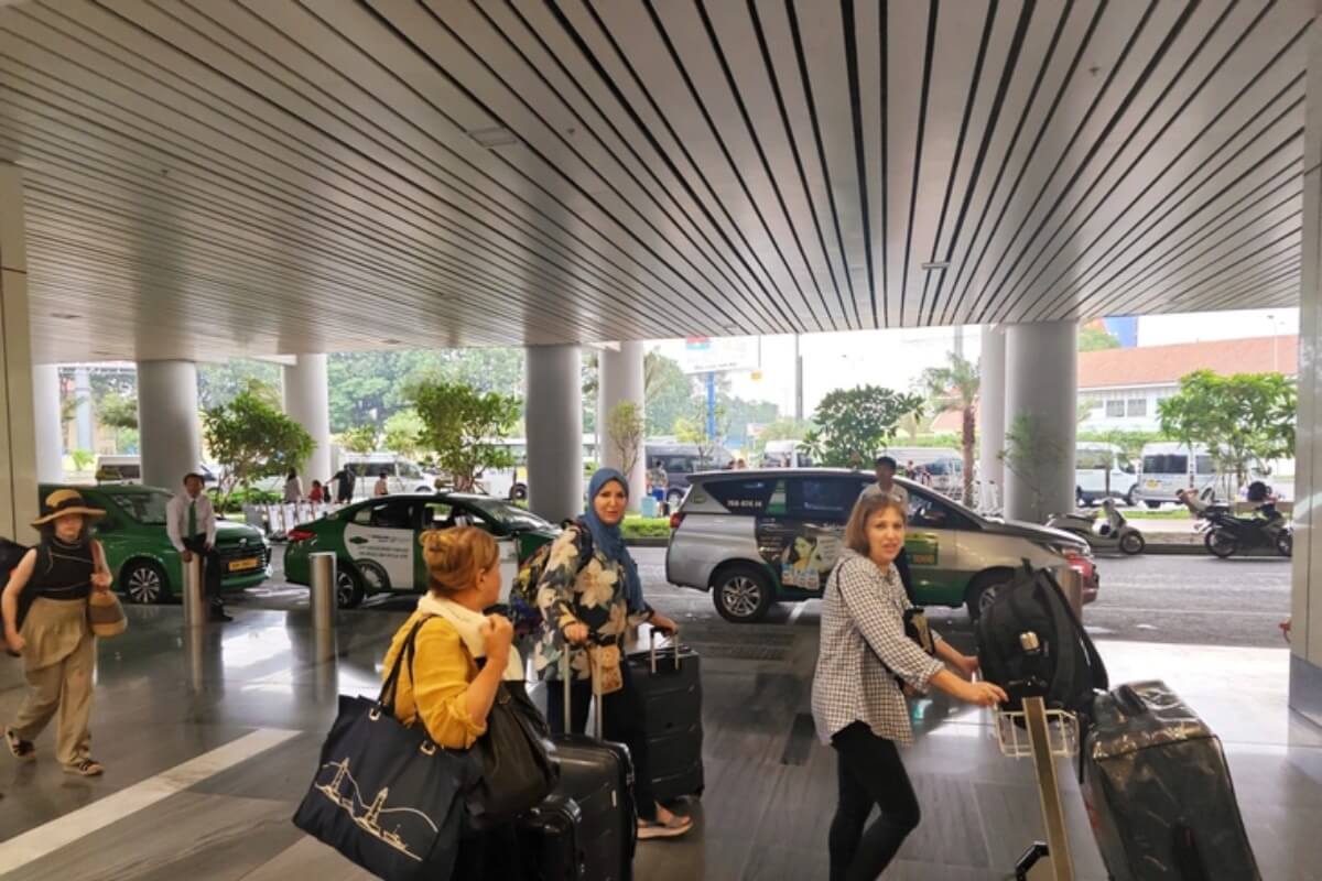 タンソンニャット空港T3、利用者から相次ぐ不便の声