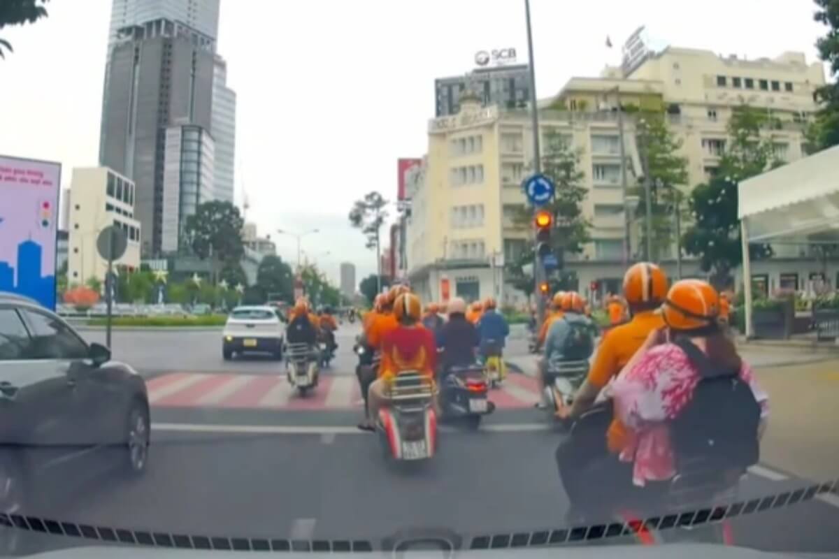 Vespaタクシーが集団信号無視、運転者10人に罰金処分