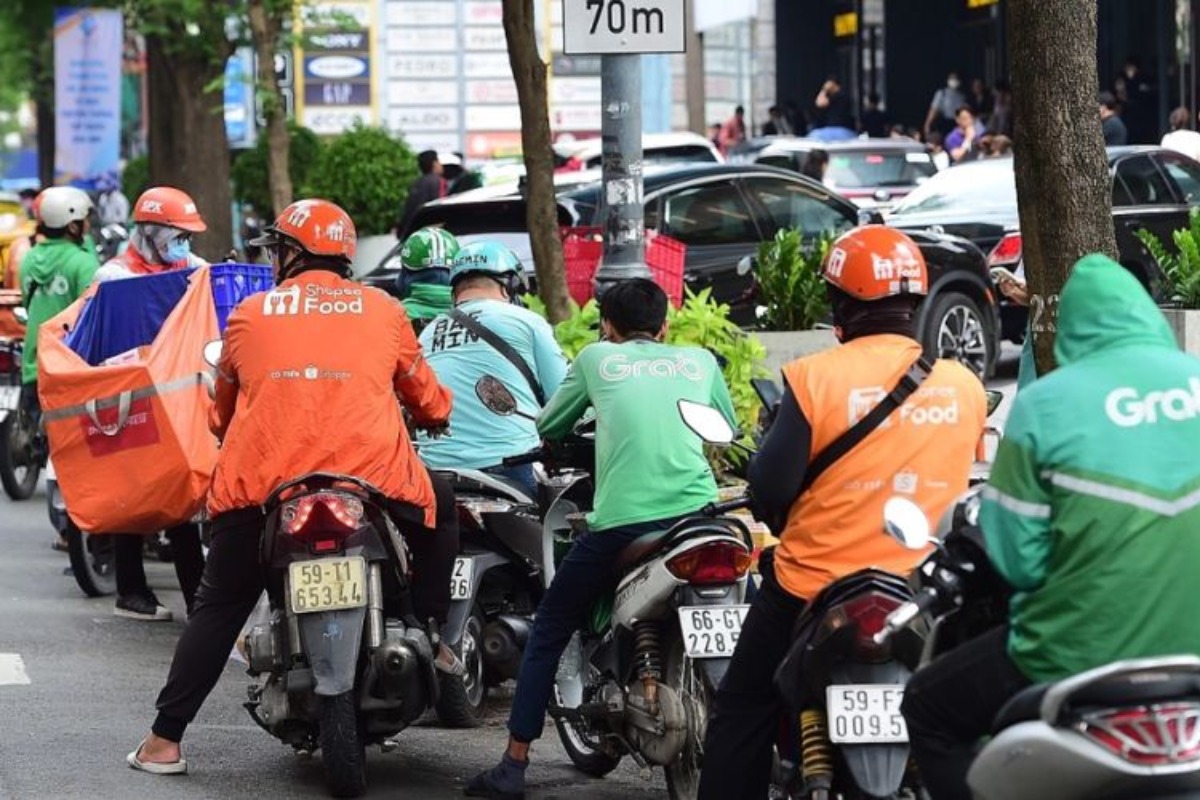ホーチミンのバイク配送員、6割が下宿生活でEV充電不可