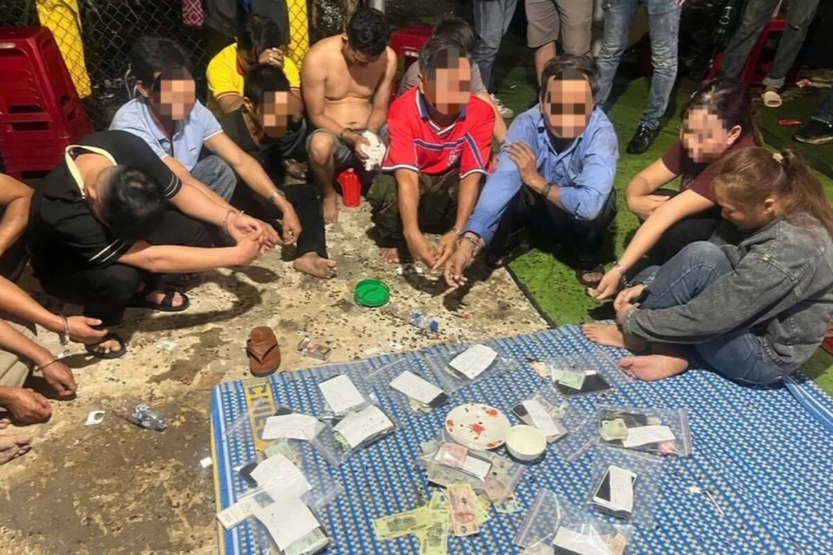 葬儀場での違法賭博が増加、クアンガイで14人を現行犯逮捕