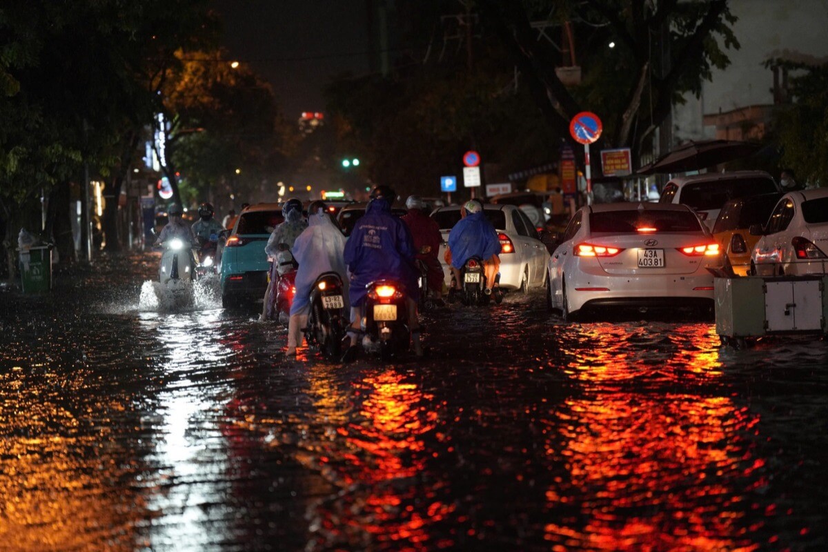 ダナン市中心部で局地的豪雨、冠水による交通混乱が発生