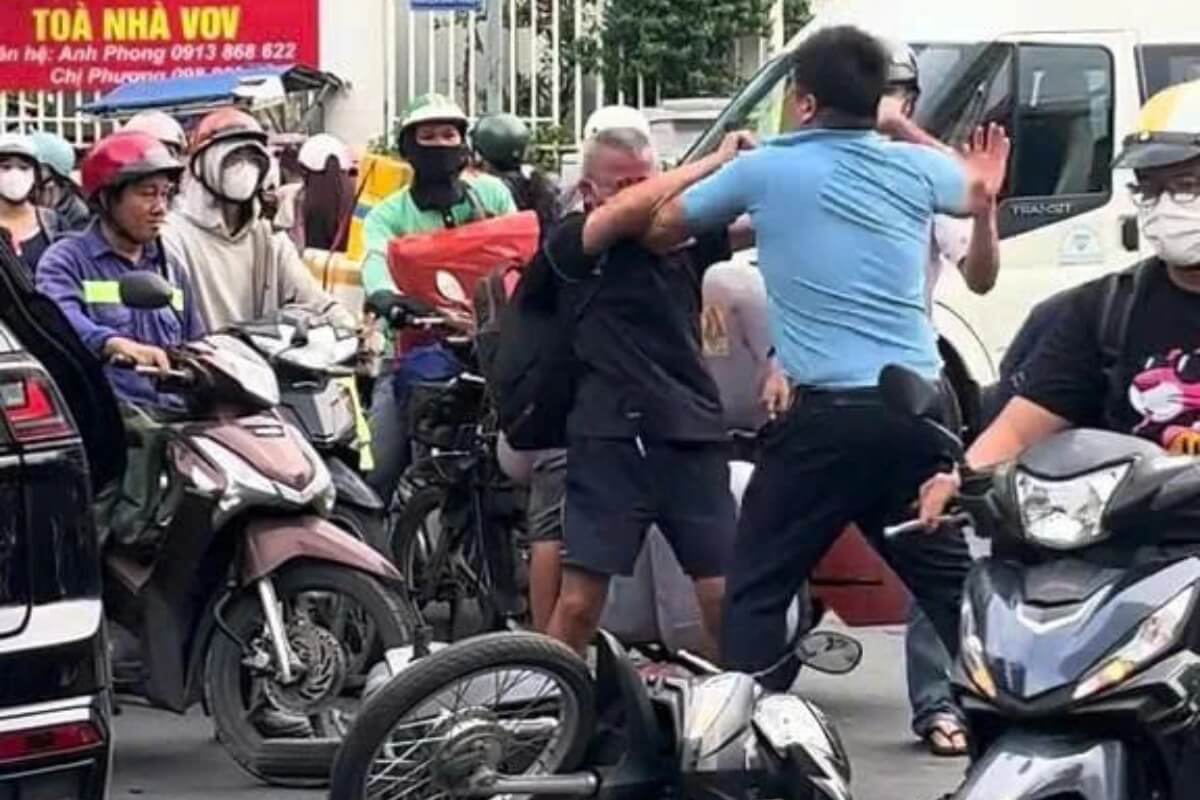 グエンティミンカイで事件、若い男性が老人を暴行