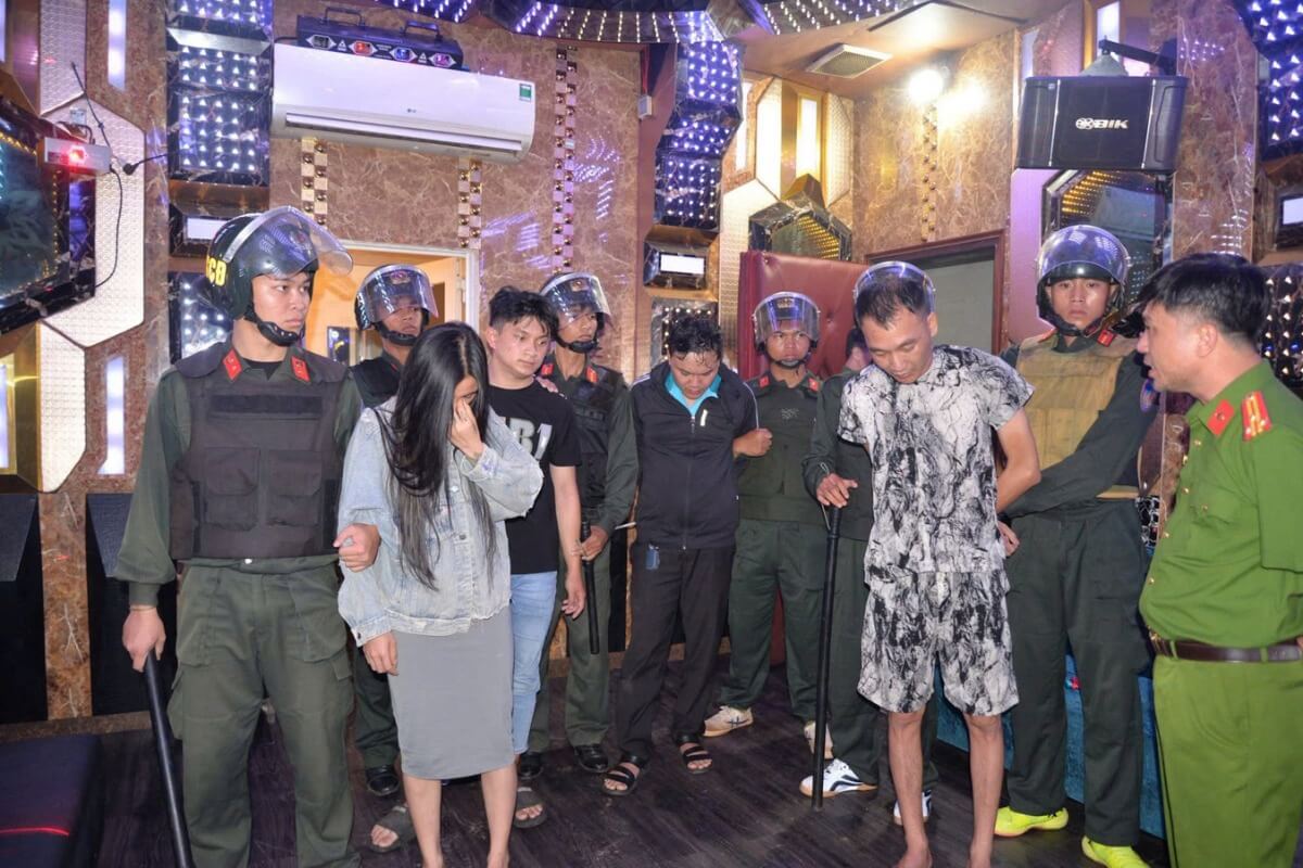 カラオケ店での違法薬物蔓延、陽性反応の男女148人を拘束