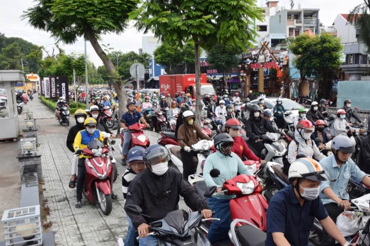 歩道走行の悪質バイク運転、ホーチミンで再び横行