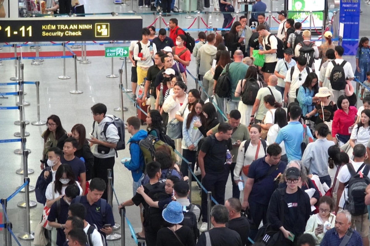 台風ブアローイによる多大な被害、ダナン空港は待機客でパンク