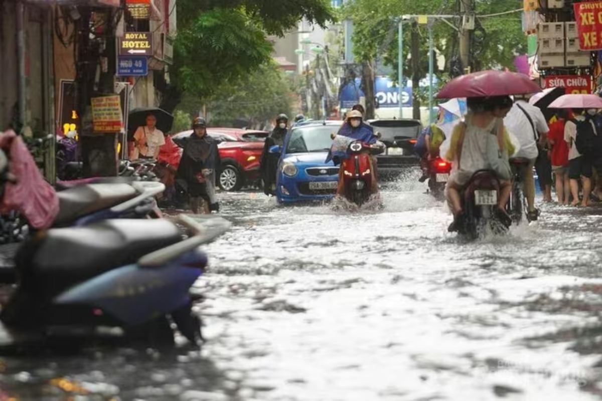 ハノイで豪雨による冠水被害、通勤時間帯に市内交通が大混乱