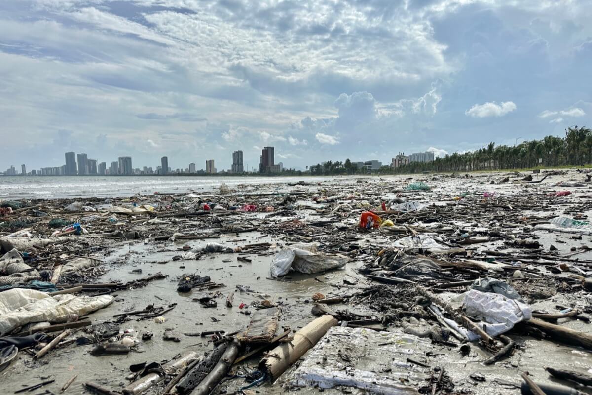 台風ブアローイ通過後のダナン、海岸に大量のごみが漂着