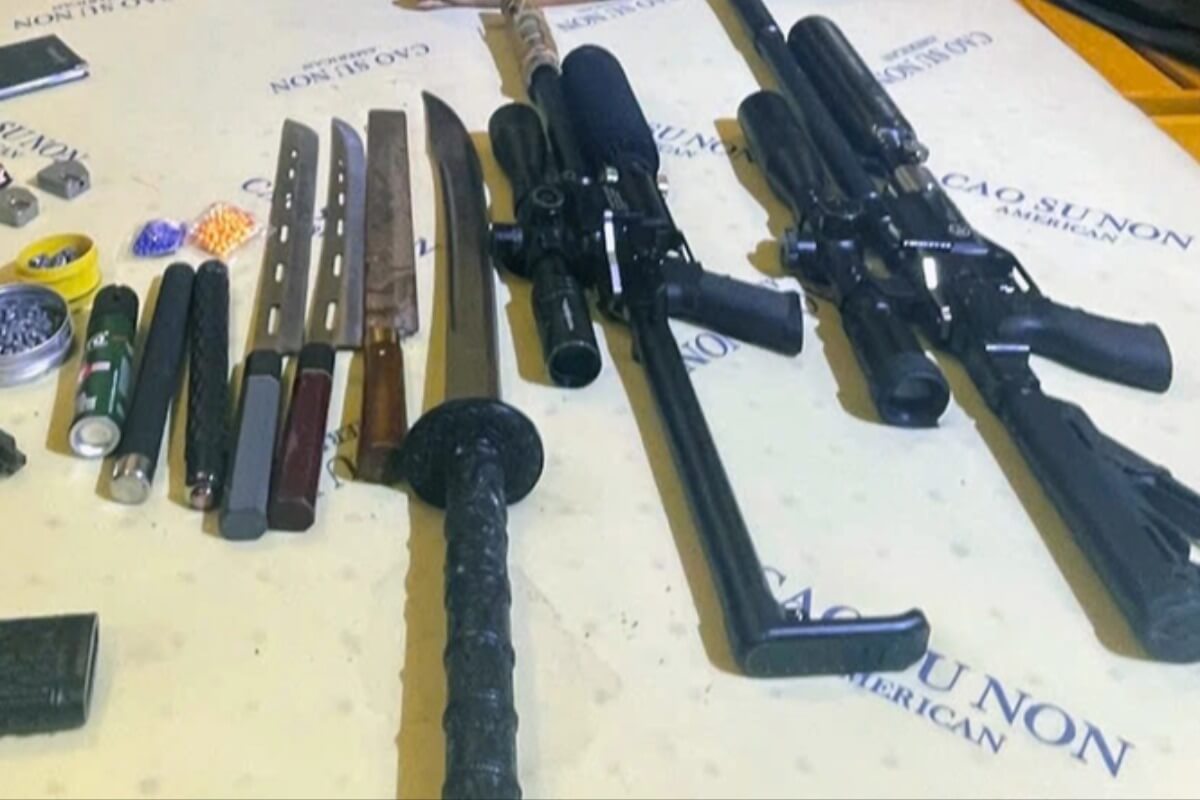 マッサージ店内に大量の軍用武器、従業員を不法所持で逮捕