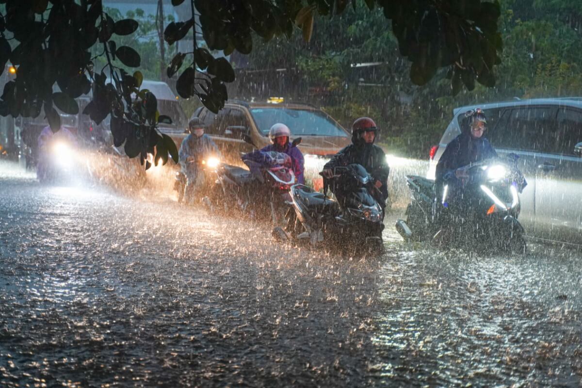 ハノイの豪雨で市内90か所以上が冠水、交通麻痺や通勤困難が深刻化