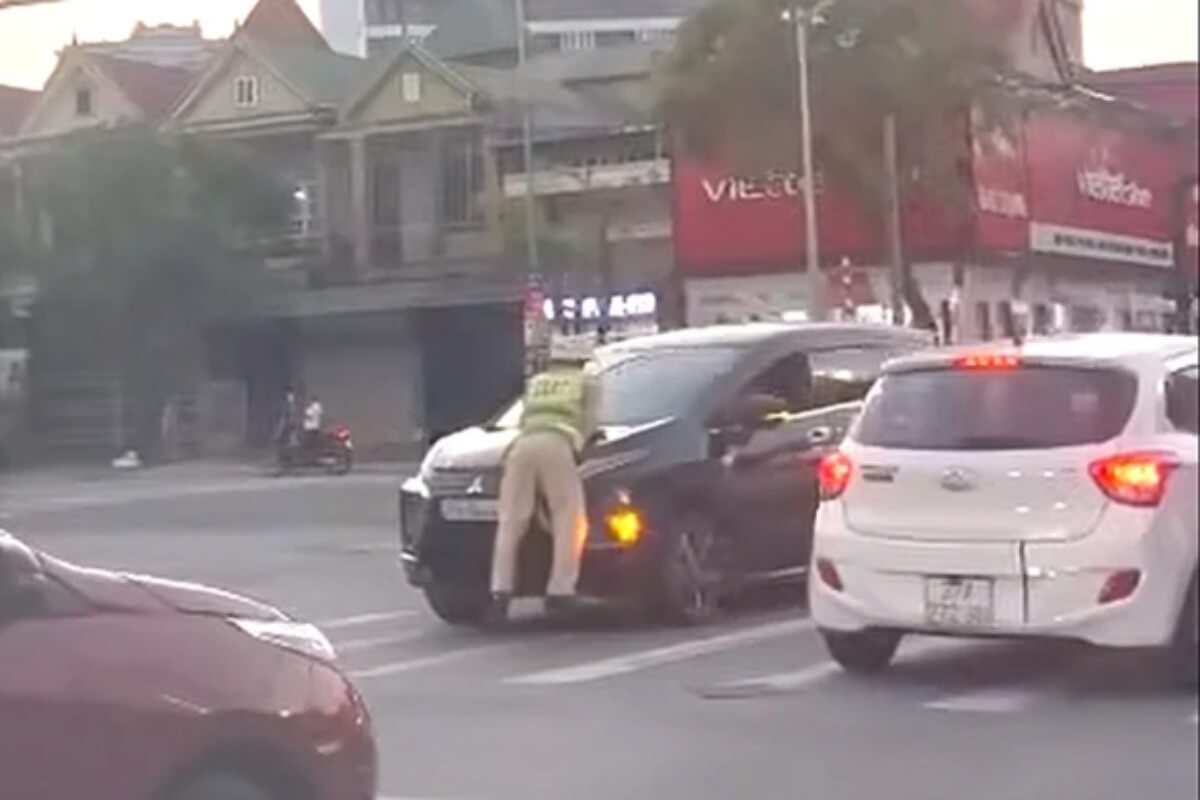 まるで映画のスタント、警官をボンネットに乗せ逃走