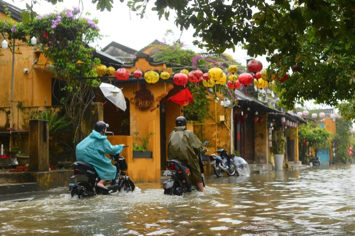 ホイアン旧市街で浸水被害、観光客は水をかき分けて散策