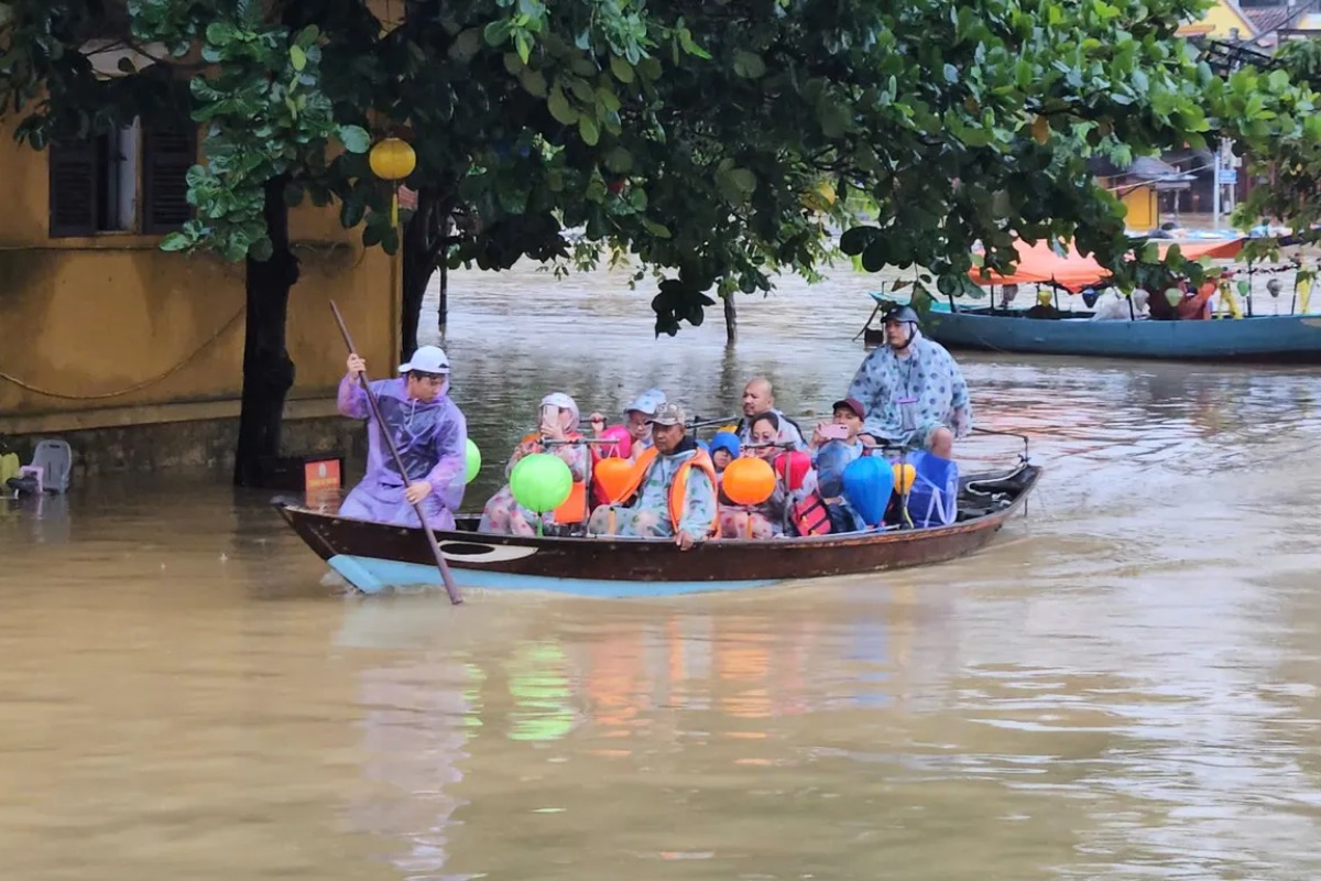 集中豪雨でホイアンが水没、フエも観光客受け入れを停止