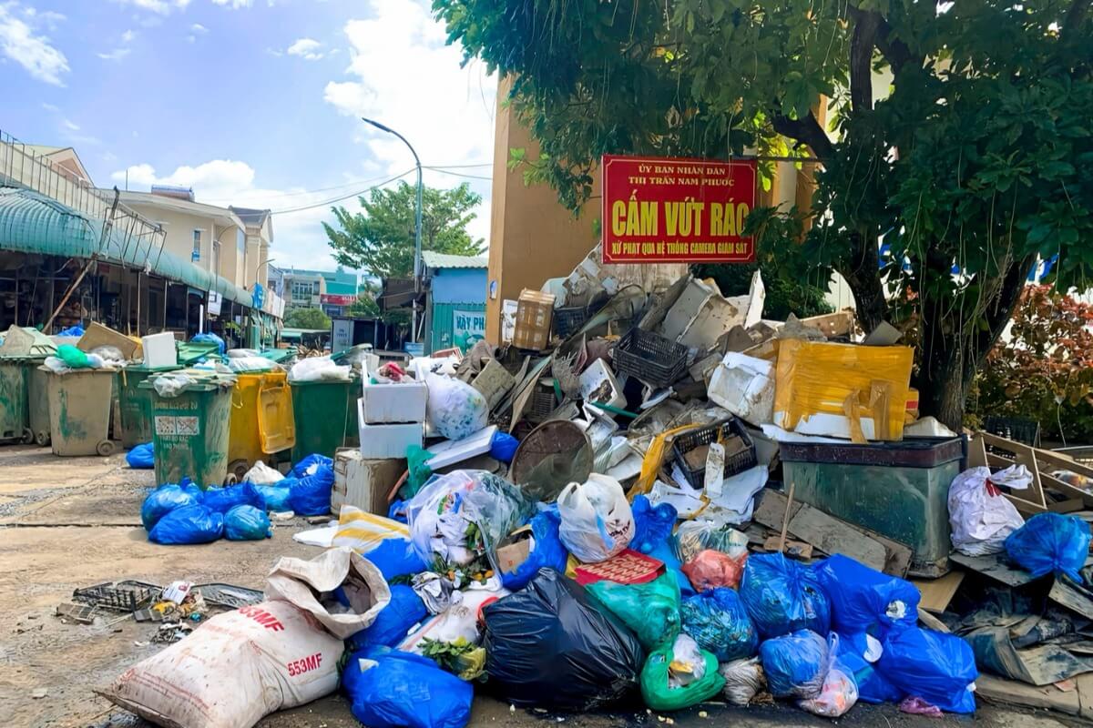 ダナンでゴミ問題が深刻化、豪雨での滞留により街中に散乱
