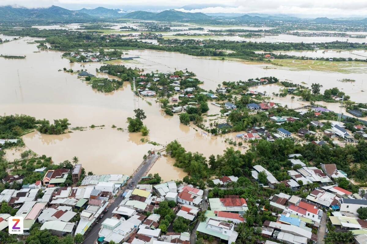 フエを1ヶ月で4回の洪水が襲う、異常気象で住民は疲弊