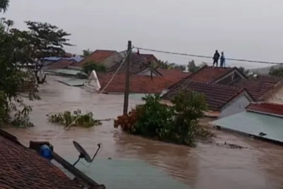 中部で過去最悪の洪水被害、数万人が孤立状態に