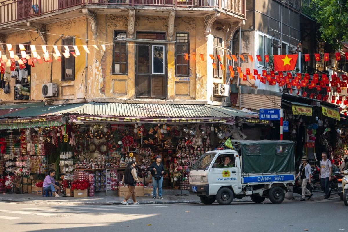 ハノイの歩道占拠問題、取り締まり強化で違法構造物を撤去