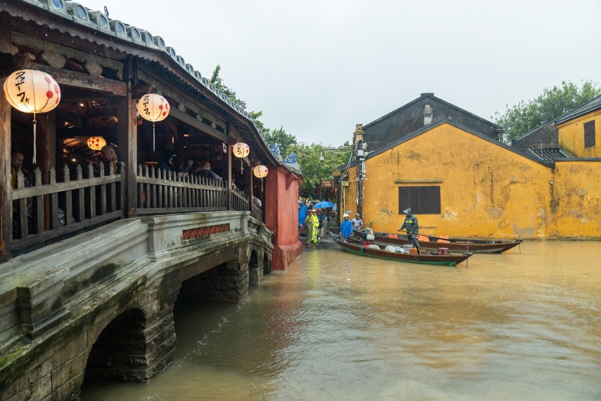 ホイアンで豪雨・洪水の深刻な被害、修復直後の日本橋にも影響