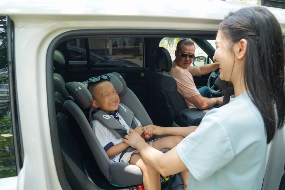 チャイルドシート義務化、営業用乗用車を除外へ