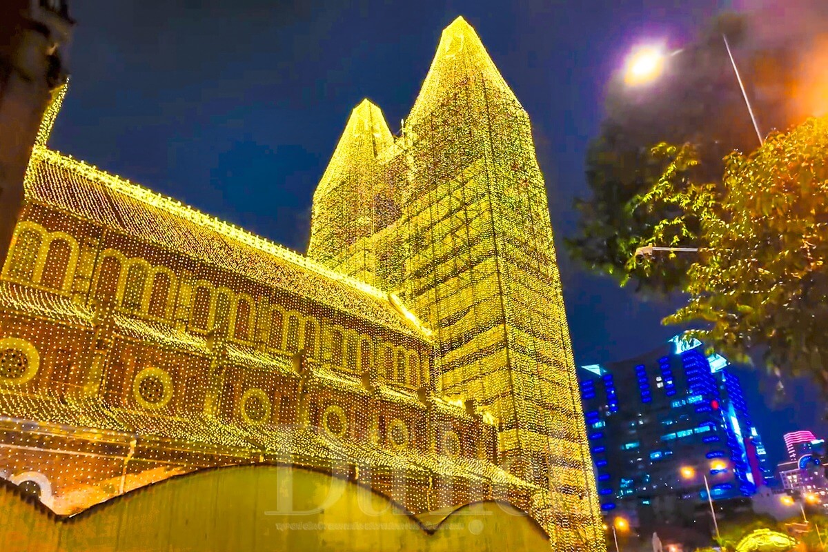 サイゴン大聖堂がライトアップ、総延長1000kmのLEDイルミ