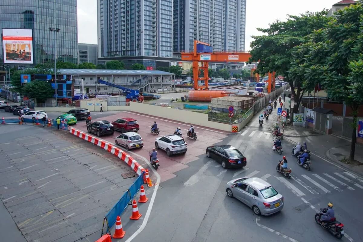ハノイの交通渋滞緩和策、工事用バリケードの撤去を指示