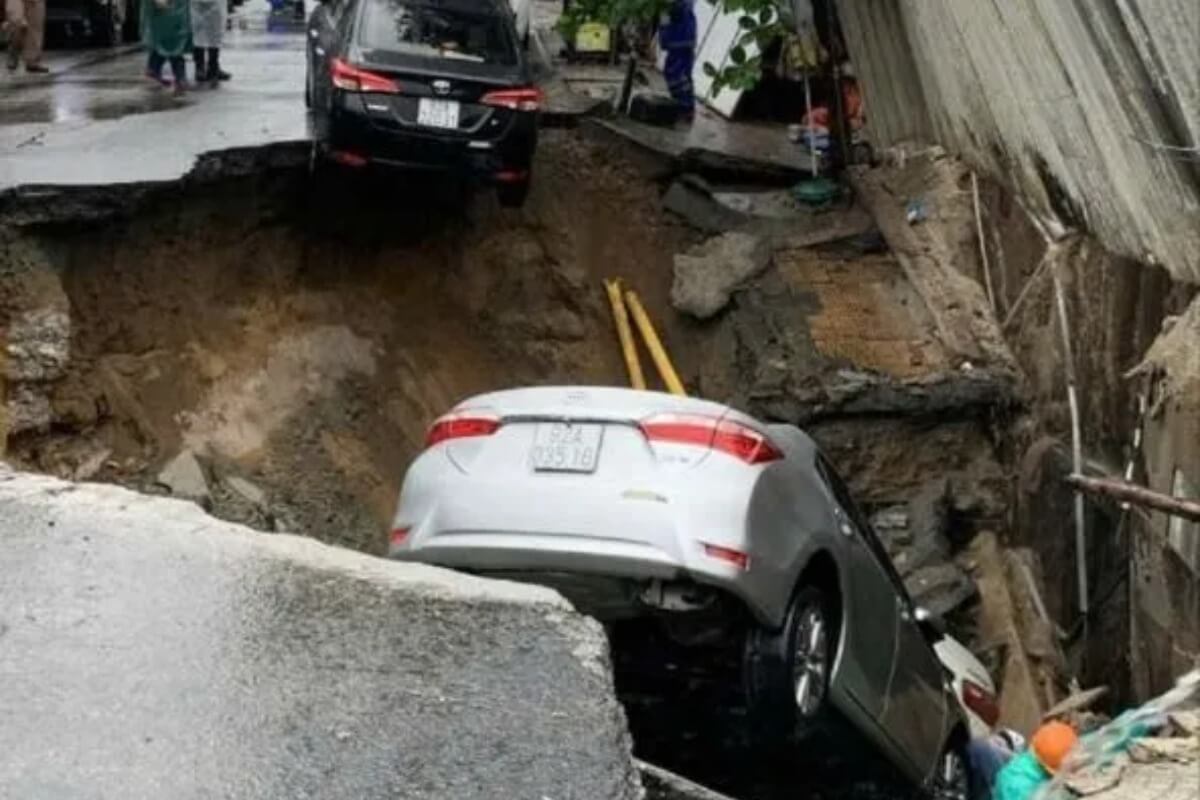 ダナン中心部で路上に大穴、自動車2台が巻き込まれる