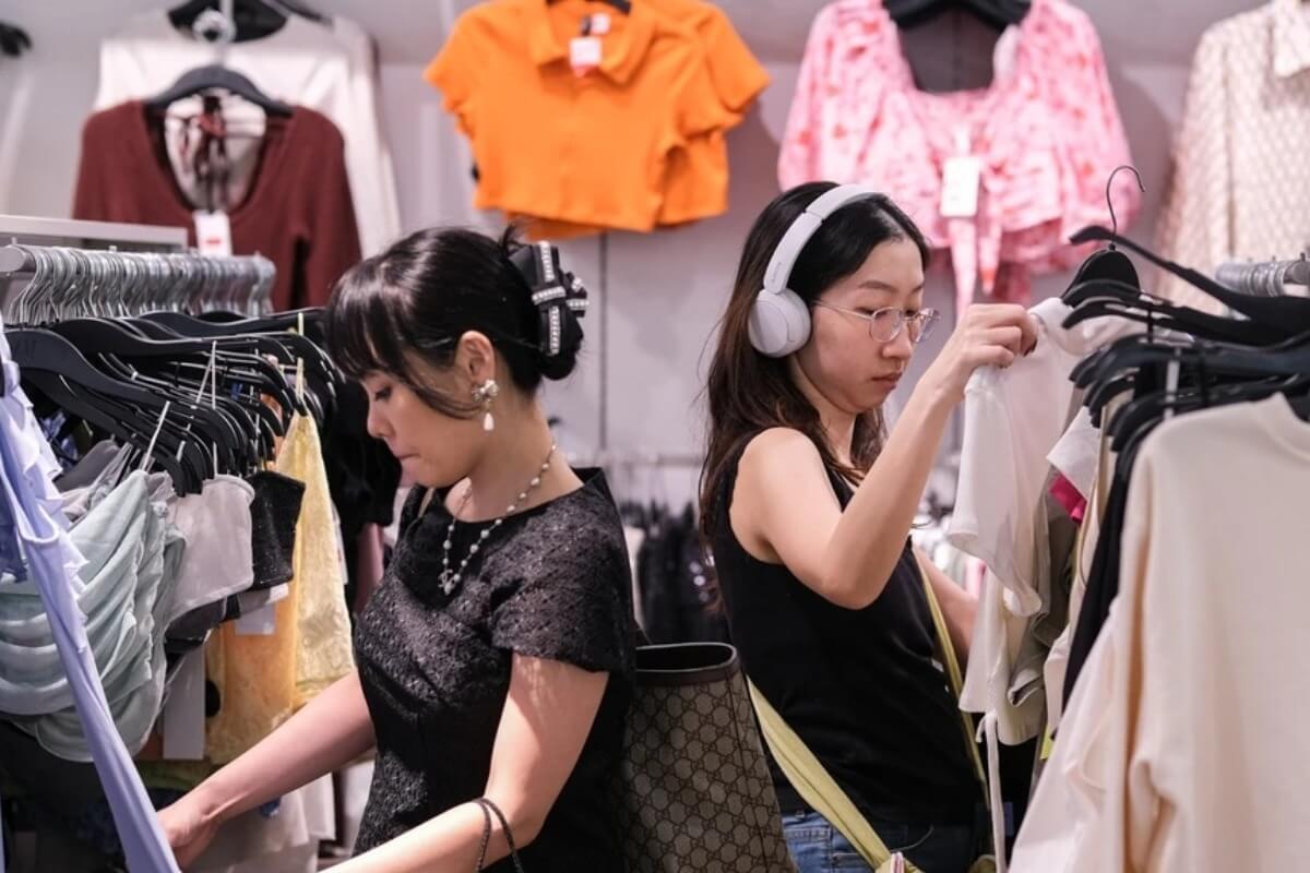 観光客の衣料品爆買い増加、外国人がベトナム衣料に注目