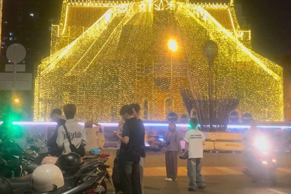 サイゴン大教会のライトアップ、悪質マナーでゴミが散乱