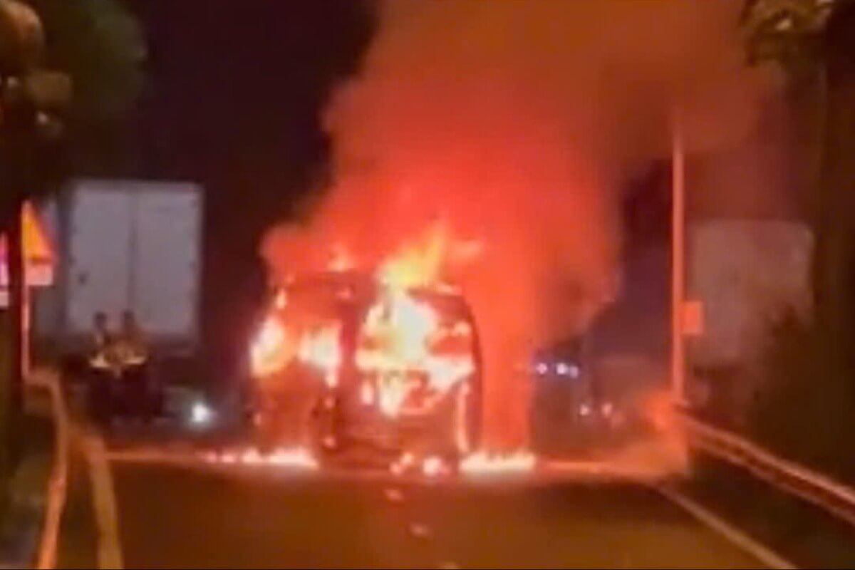 高速道路で救急車が炎上、ドンナイの重大事故で3人死亡