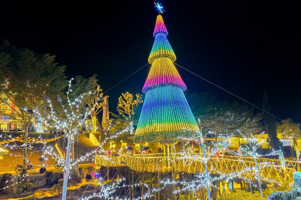 ダナンの教会、クリスマス前に華やかなライトアップ