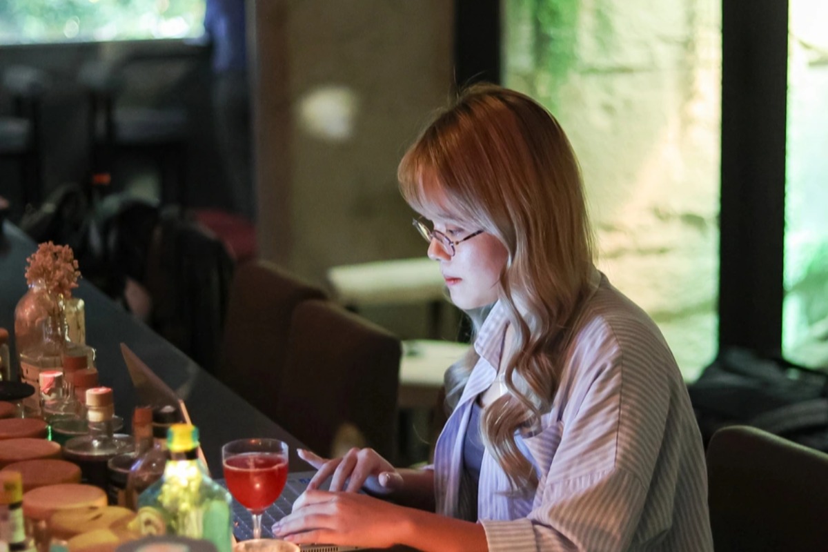 深夜のバーは即席オフィス、ハノイの若者に広がる新しい働き方