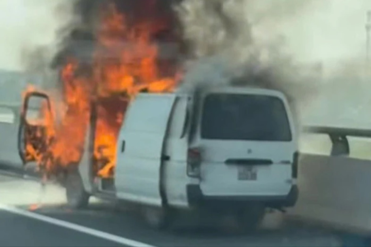 ハノイ・ハイフォン高速道路、長距離バスが炎上で全焼