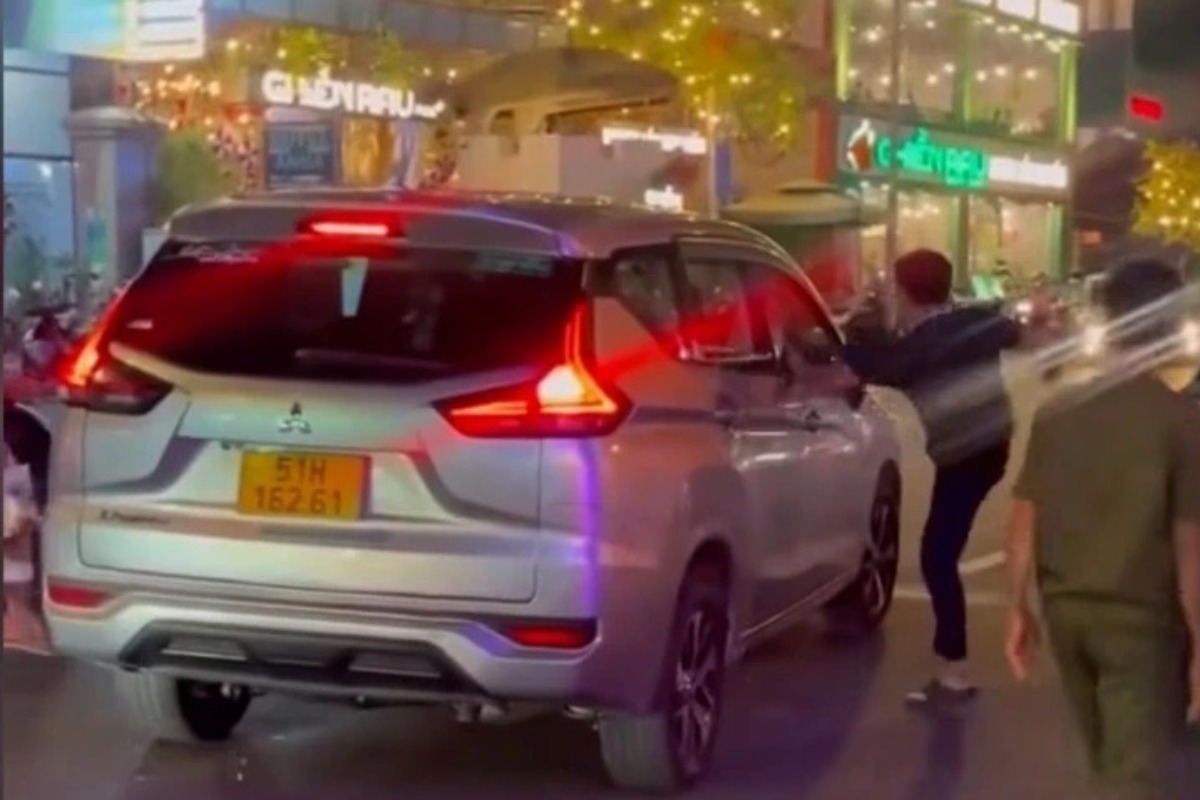 乗客がタクシーで嘔吐、洗車費用に逆ギレで暴行に発展