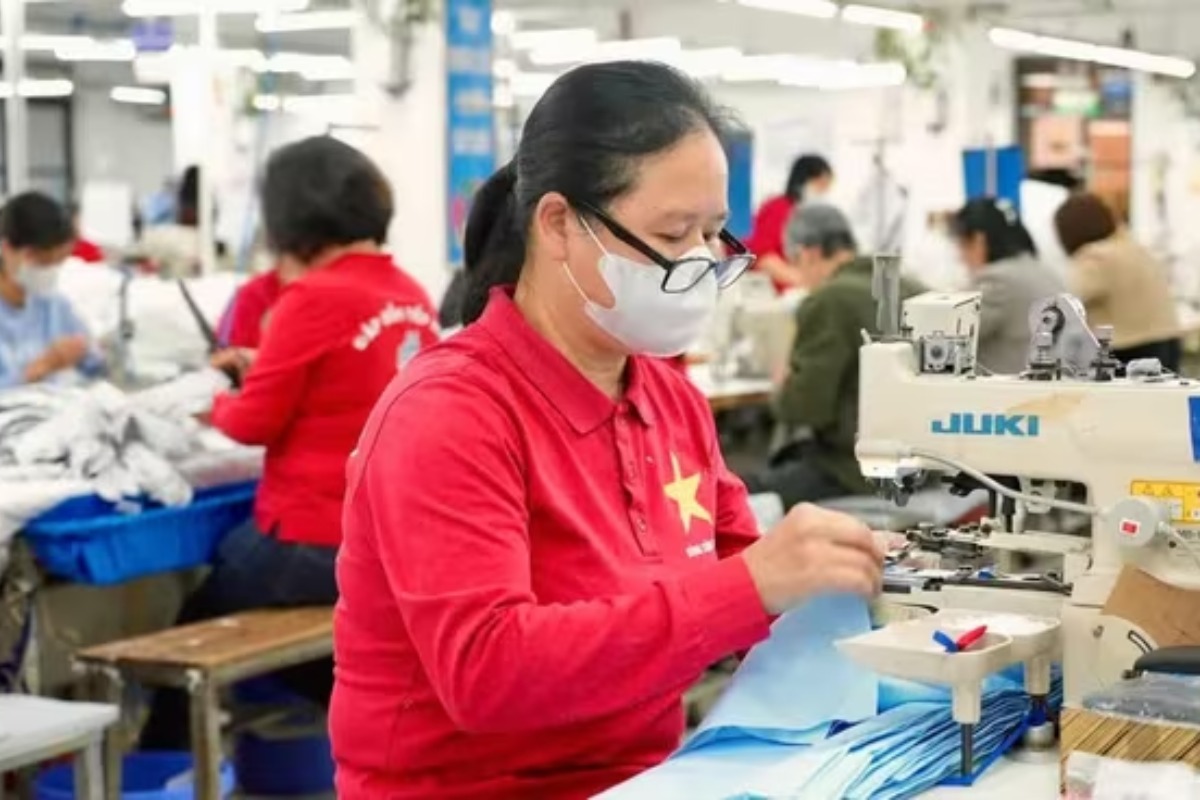 25年の労働者平均月収、75.6万ドン増の831万ドン