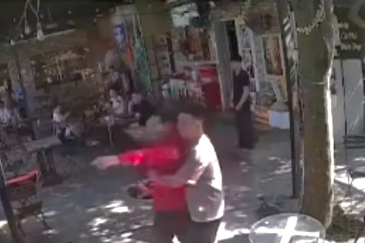 不適切行為に抗議したHCMCの女性、カフェで男に殴打され負傷