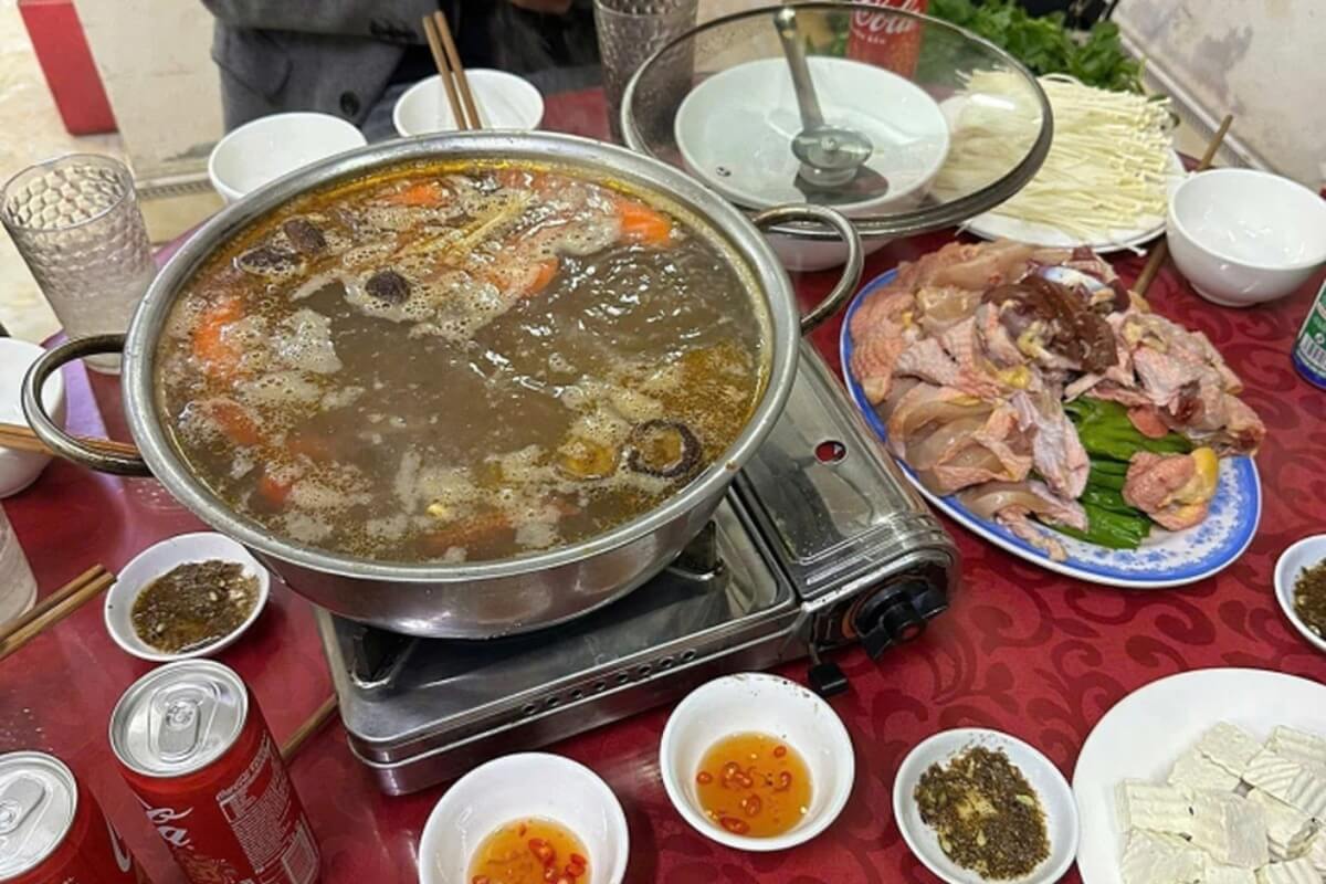 ほぼ肉なしの鶏鍋が120万ドン、ぼったくり疑惑を当局が調査