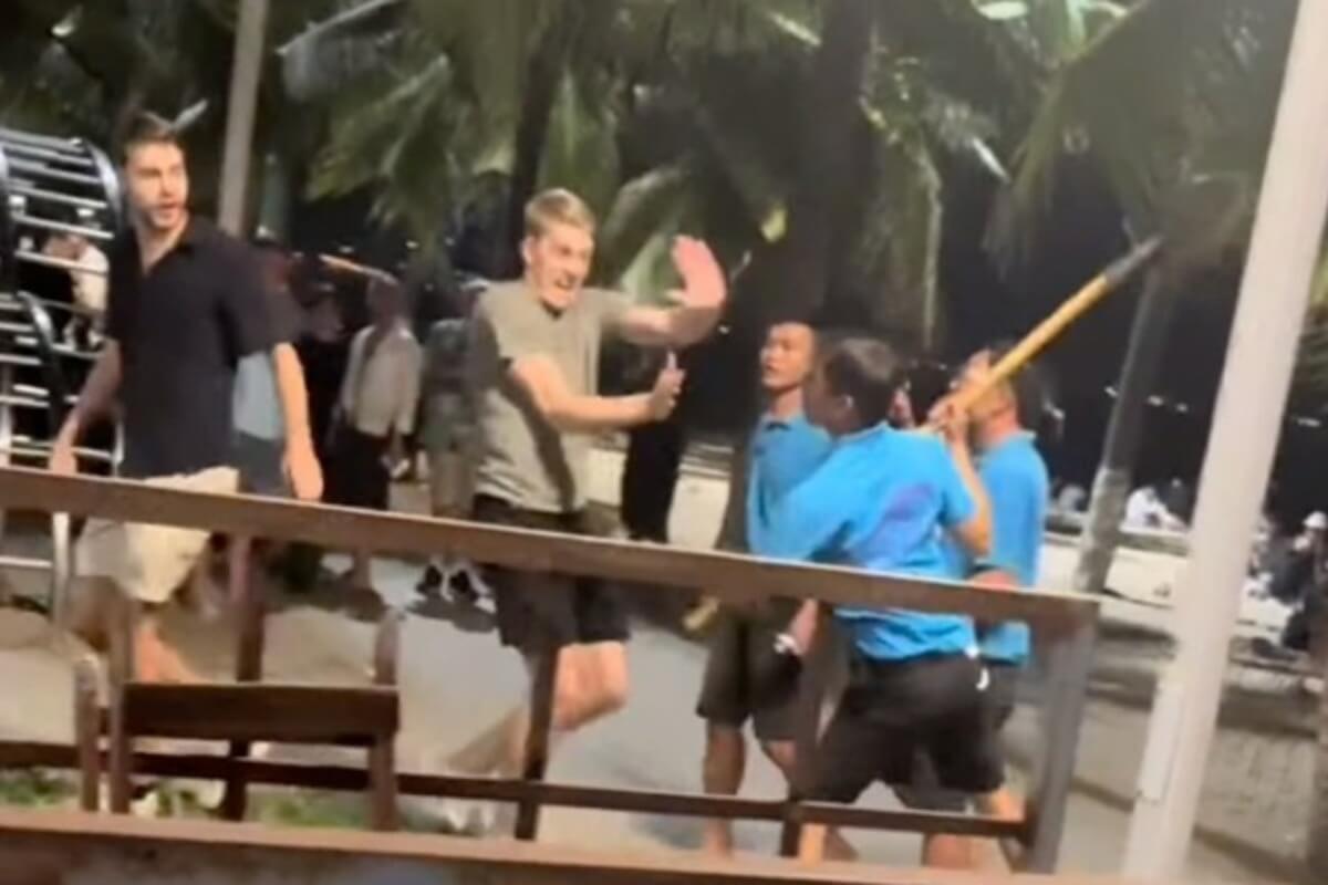 外国人観光客をスコップで脅迫、当局が本格調査を開始