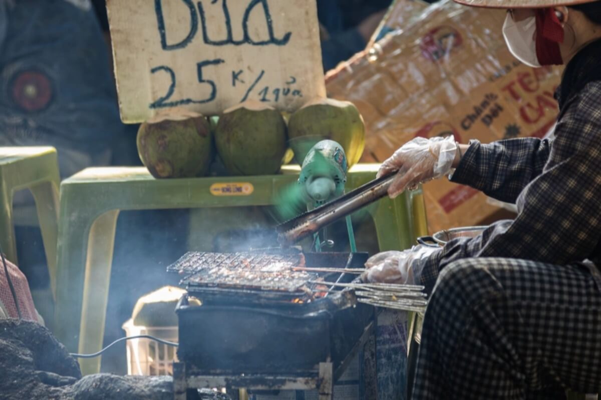 ハノイで広がるブンチャー屋の煙公害、住民の健康と生活に深刻な影響