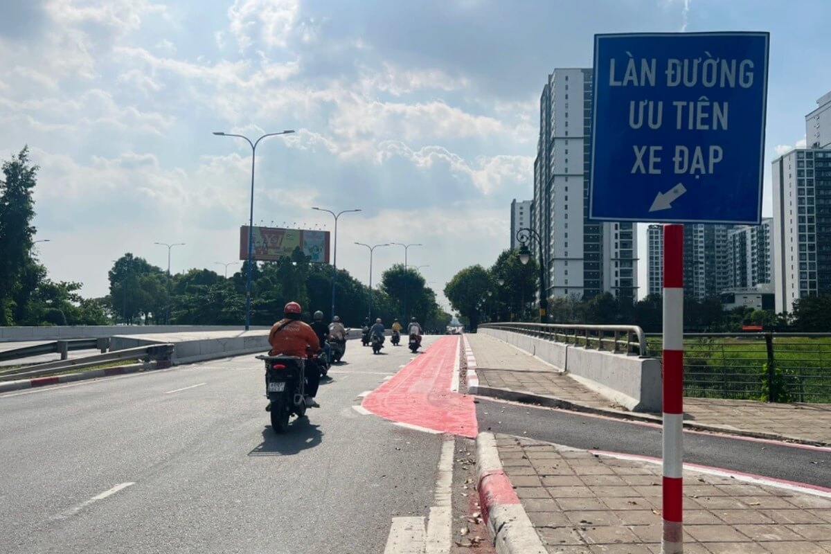 ホーチミン初の自転車専用レーン、進入違反の二輪車100台超を摘発