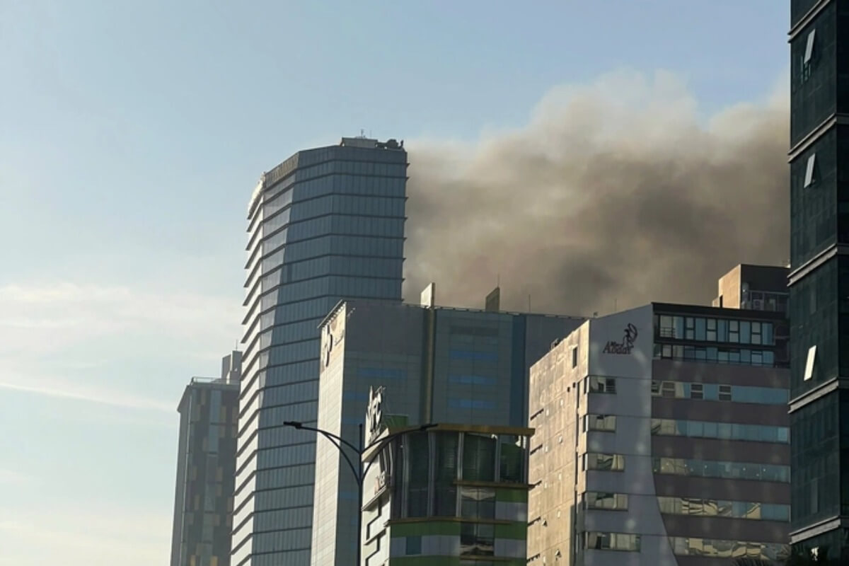 レタントンのビル屋上で火災、2人を無事救助