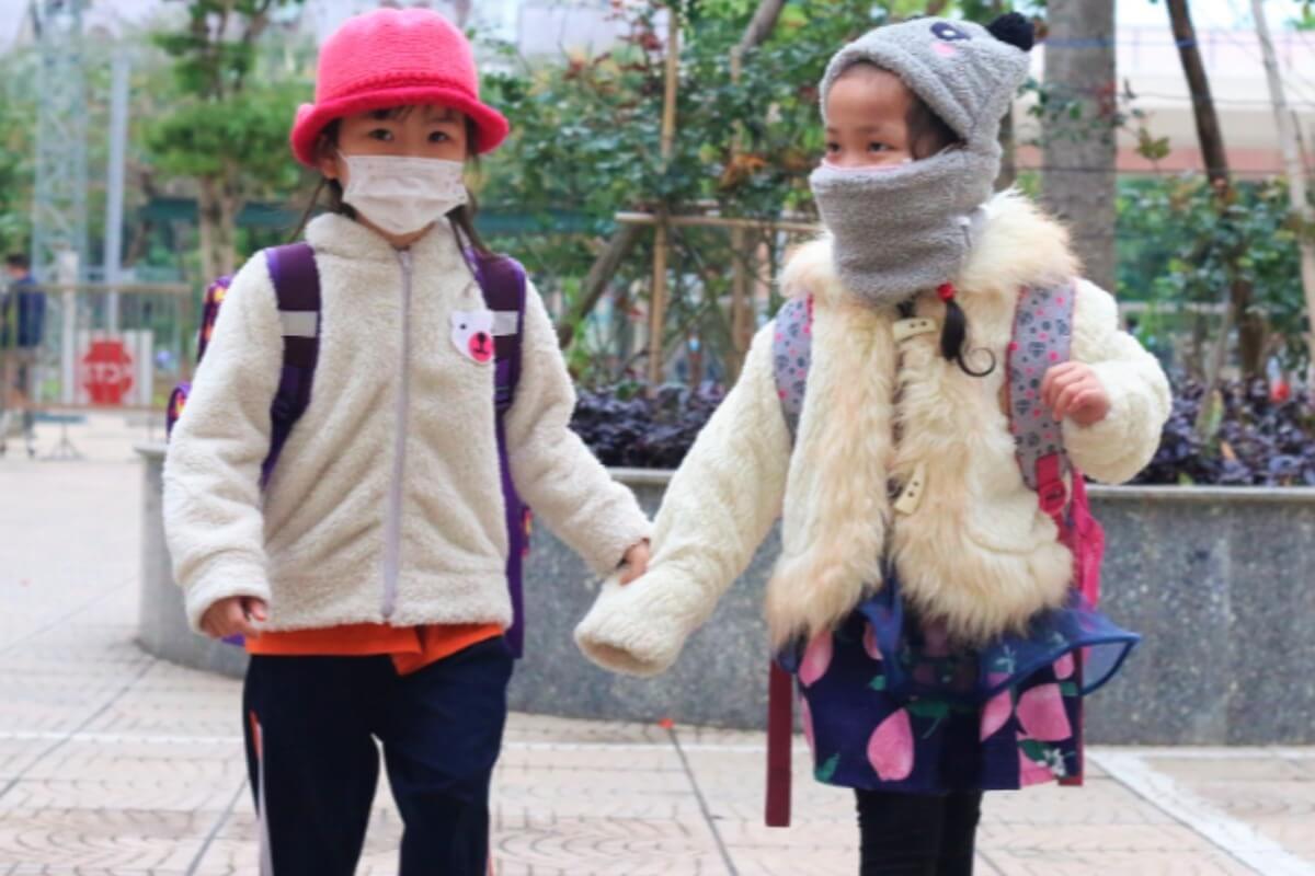 ハノイの小学校が登校時間を遅延、寒波による気温低下に対応