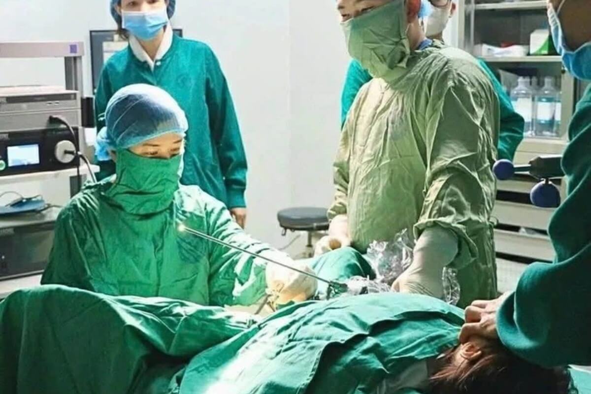 15歳少女が35cmのケーブルを挿入、SNS模倣で相次ぐ深刻な事故