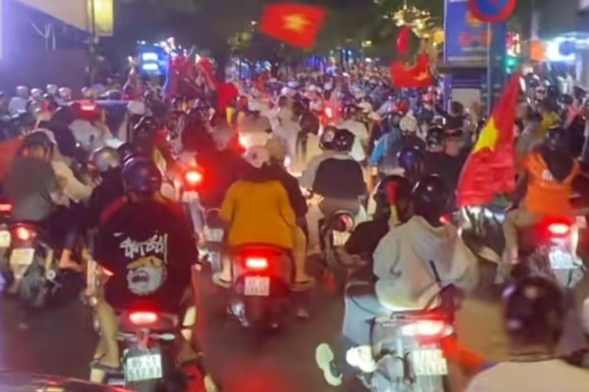 U23アジアカップ準決勝進出、深夜のベトナムが真っ赤に染まる