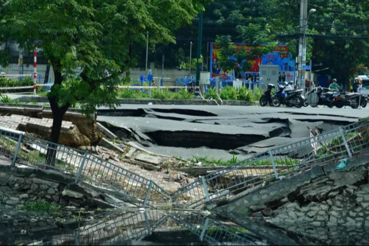 ホーチミン市で道路陥没、歩道や街路樹が運河へ崩落