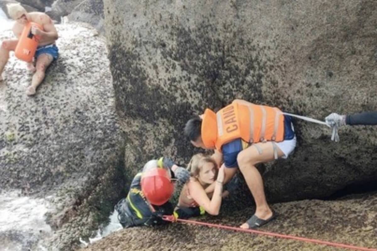 高波にさらわれ岩の隙間へ、外国人観光客2人を緊急救助