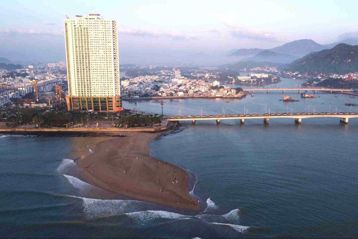 イルカ型砂州がニャチャンに、突然の出現に話題沸騰