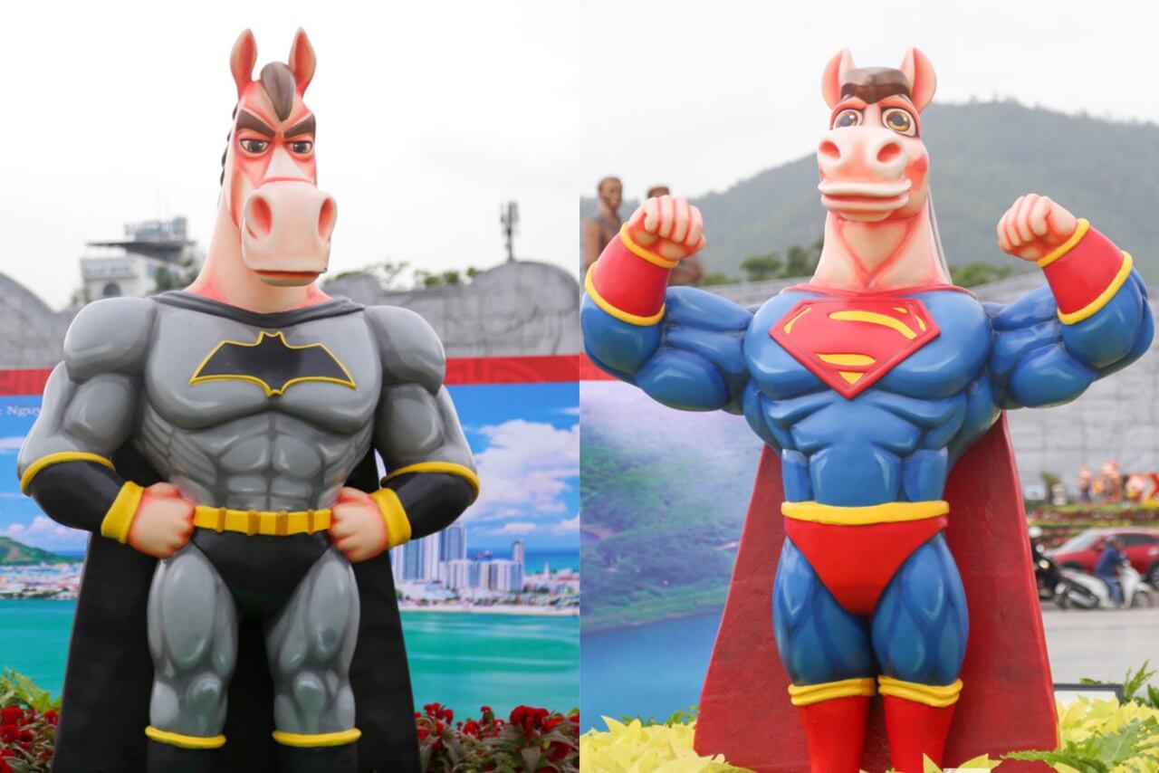 スーパーヒーロー風の馬像