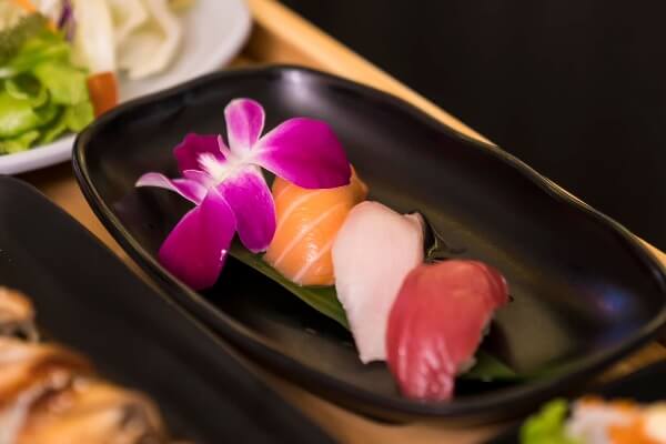 レタントンの立ち食い寿司「UTAGE」ワンドリンク無料サービスを実施！