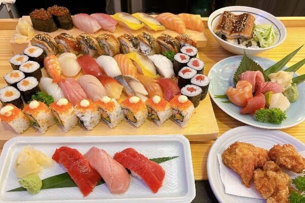レタントンの立ち食い寿司「Sushi UTAGE」ワンドリンク無料サービスを実施！