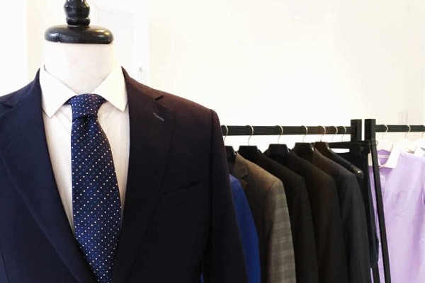 スーツは「ホームケア」が重要！ 正しいお手入れ方法｜Wwork style